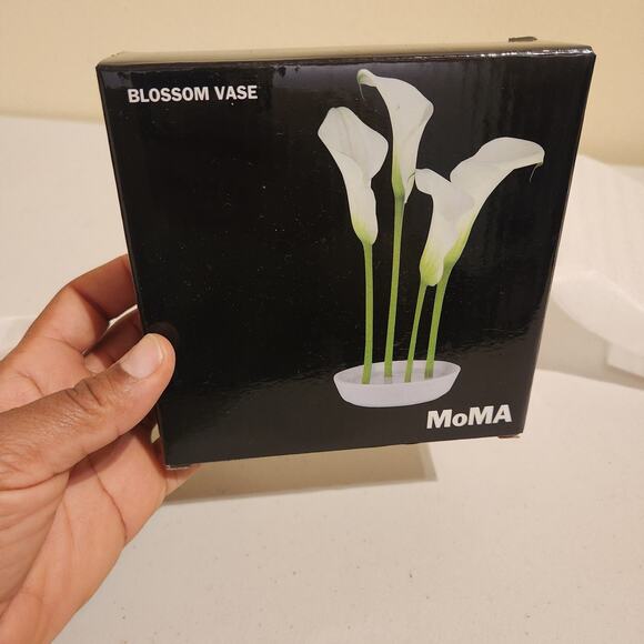 MoMA Museum of Modern Art Table Top White Blossom Bud Vase Minimalist 2013 NIB - Picture 5 of 5